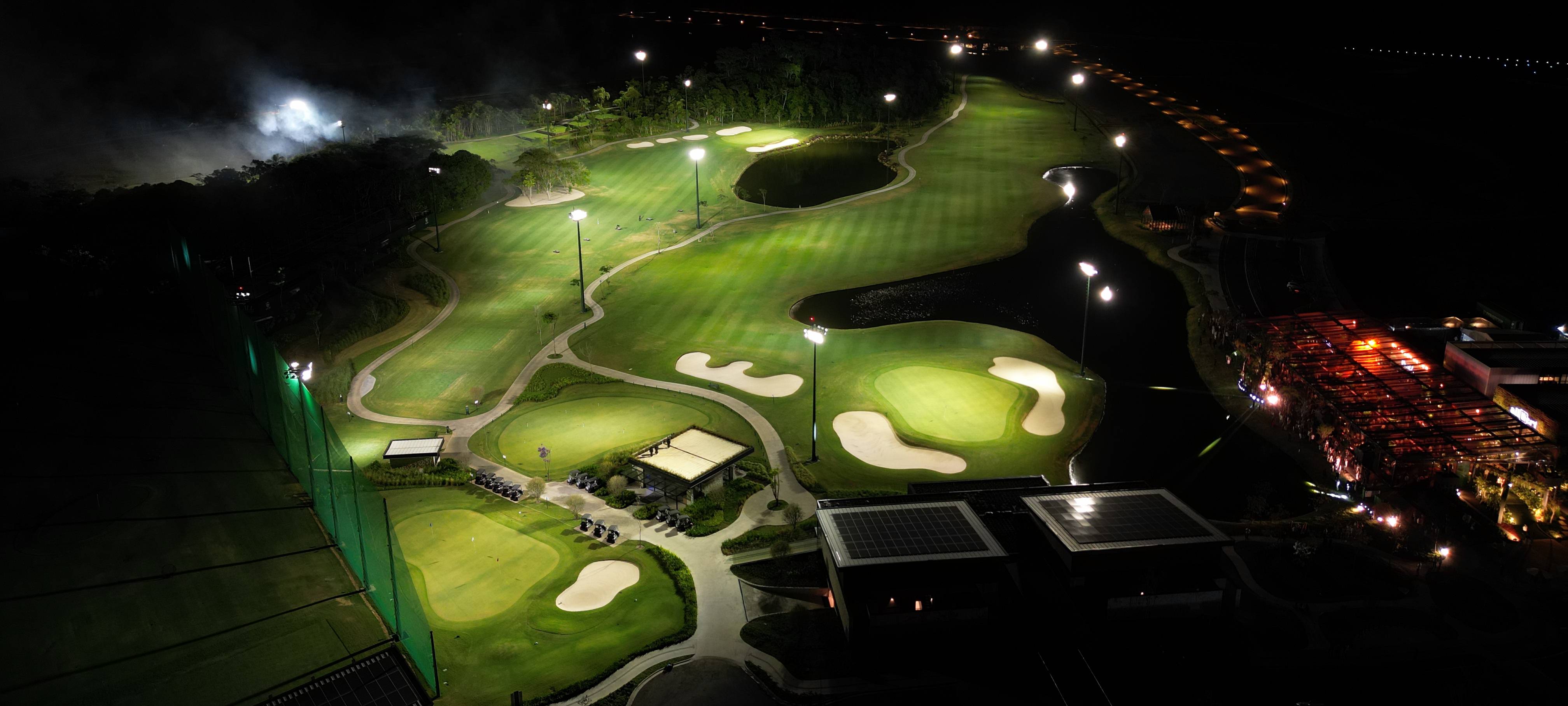 Golfe iluminado do All Wert Resort